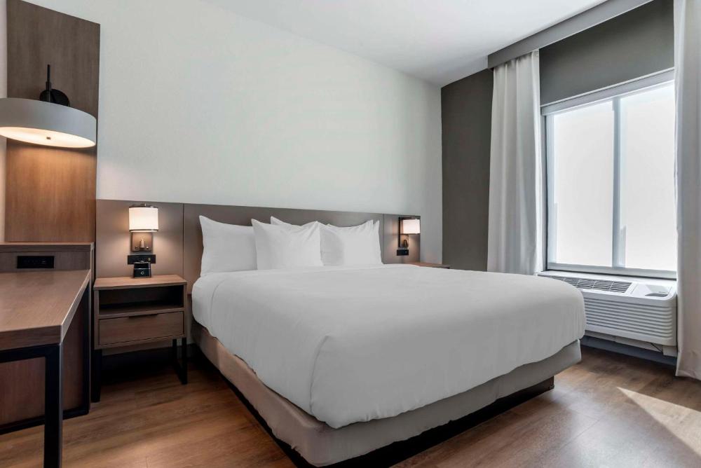 King Room with Roll-In Shower - Disability Access/Non Smoking interior