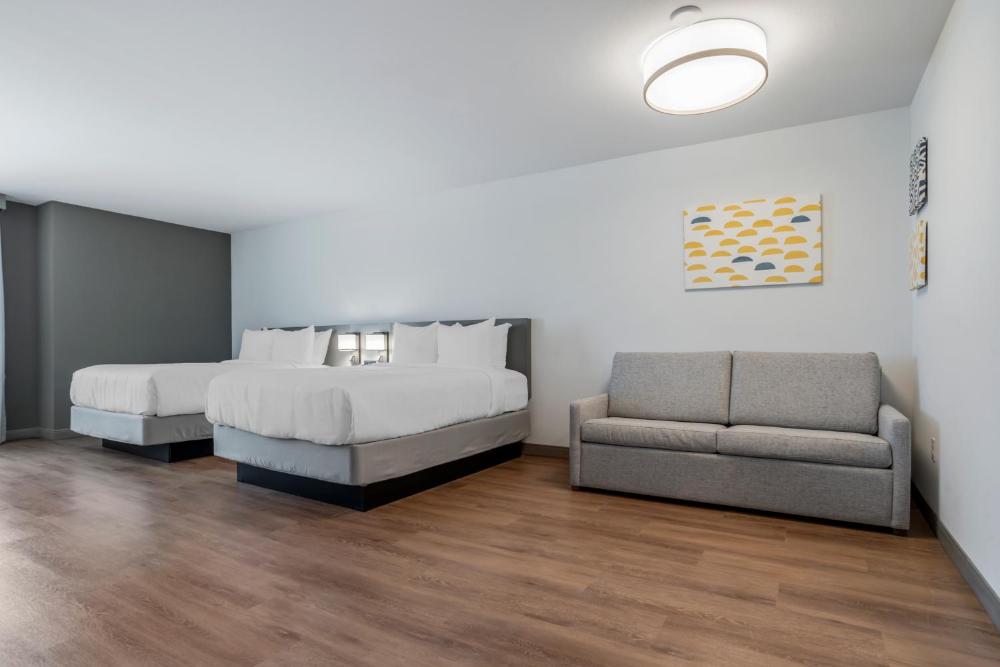 One Room Suite with Two Queen Beds and Sofa bed - Non Smoking interior